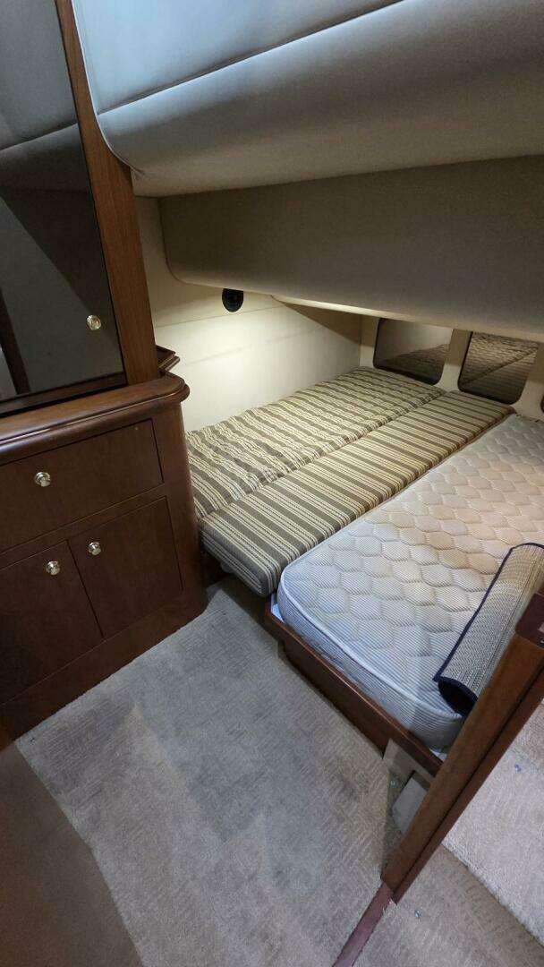 2000 Cruisers Yachts 4450 Express Motor Yacht - Image 46