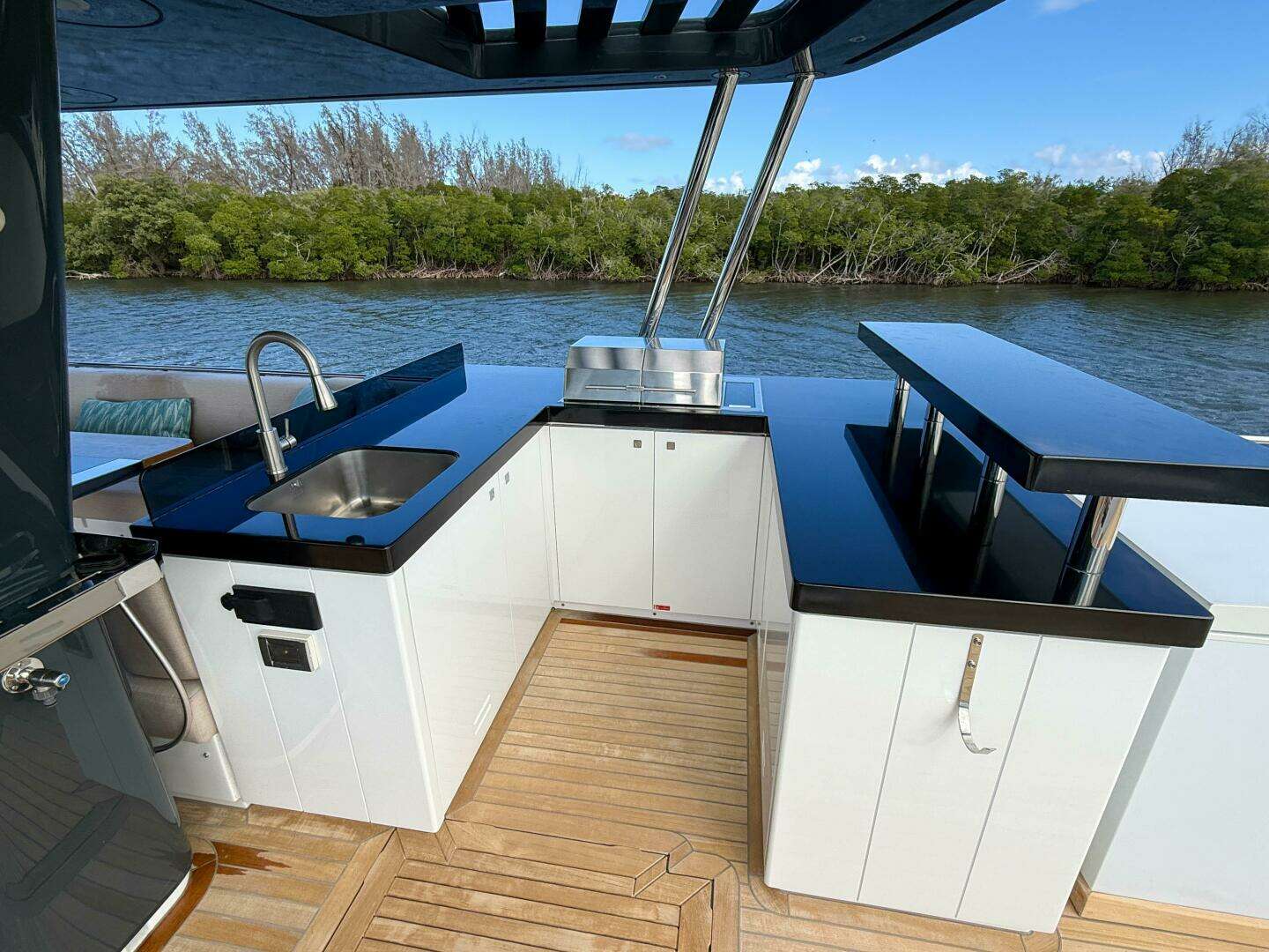 2023 Sirena 68 - Image 10