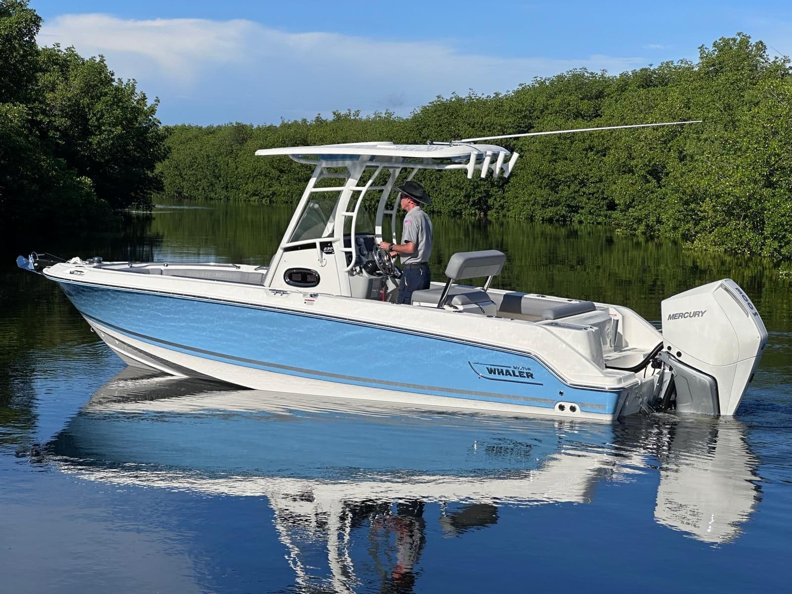 2026 Boston Whaler 230 Outrage - 2