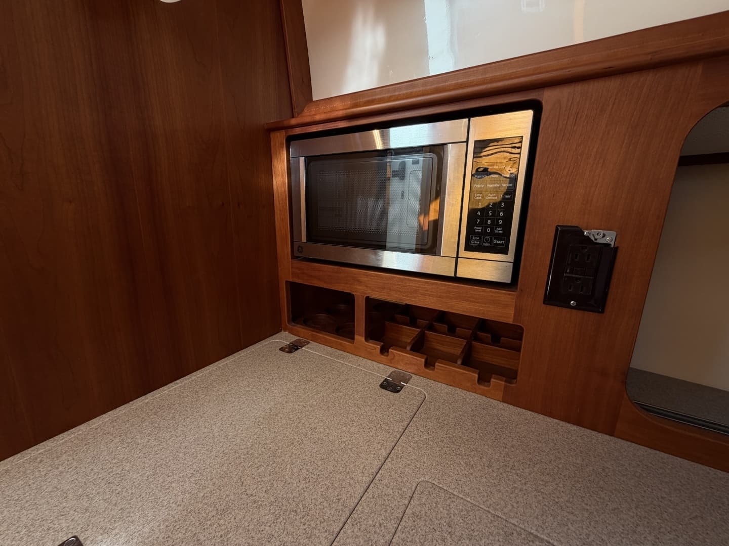 2009 Hinckley Picnic Boat 37 MKIII - Image 16