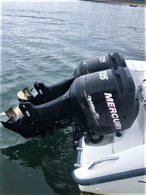 1999 Boston Whaler Outrage 26 with Mercury engines on water.