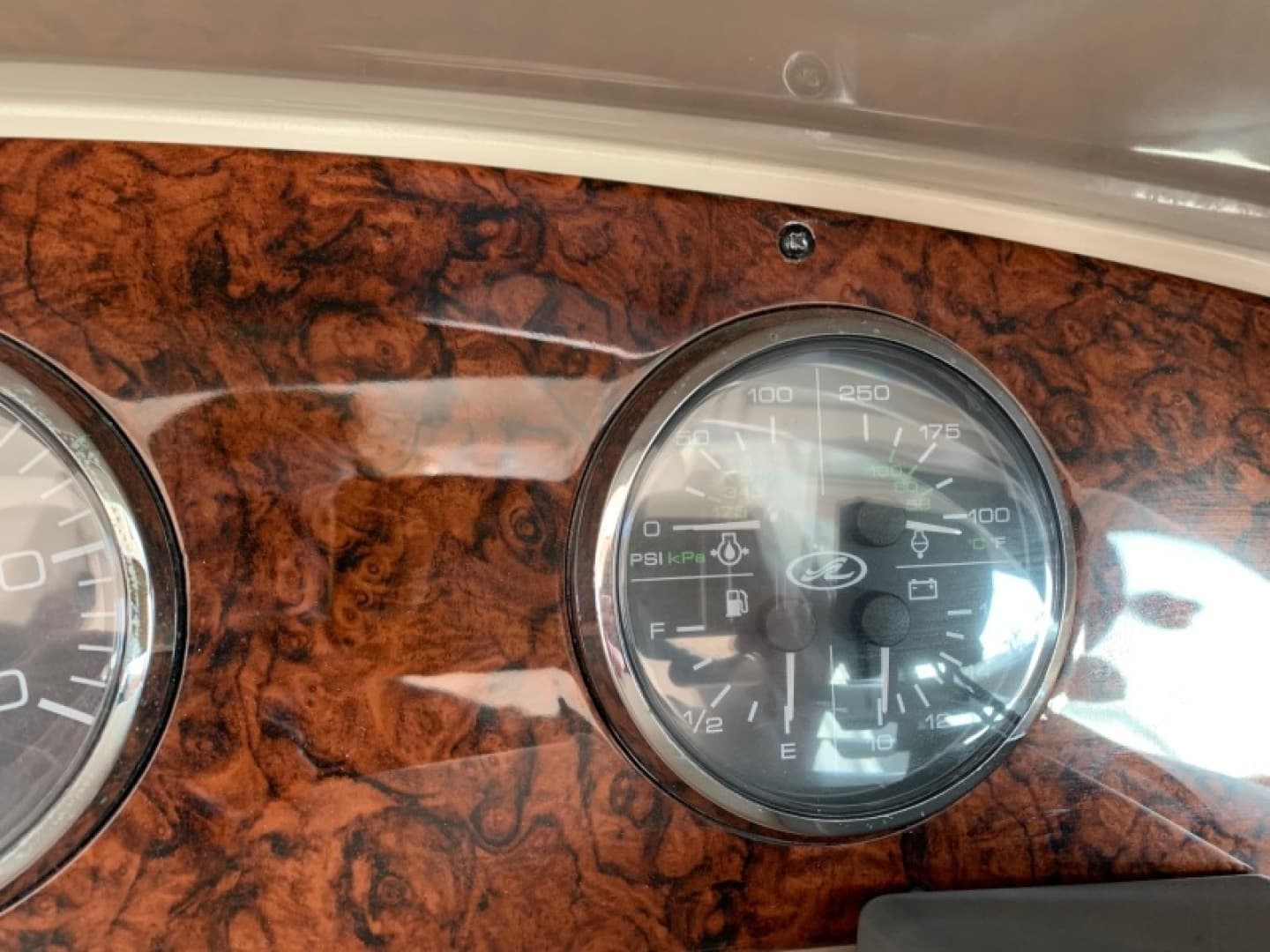 2004 Sea Ray 390 Motor Yacht - Image 31