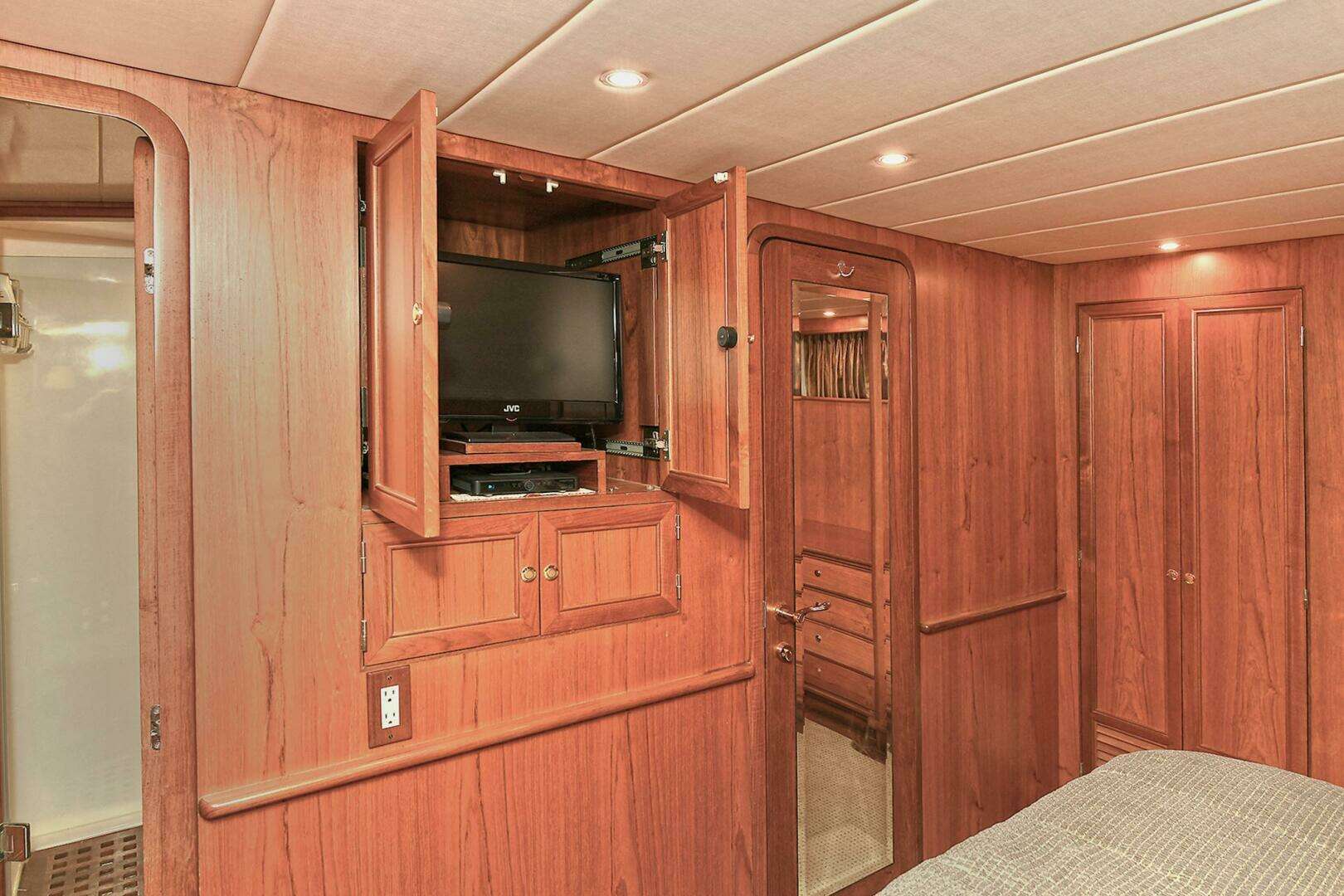 2002 Grand Alaskan Flushdeck - Image 40
