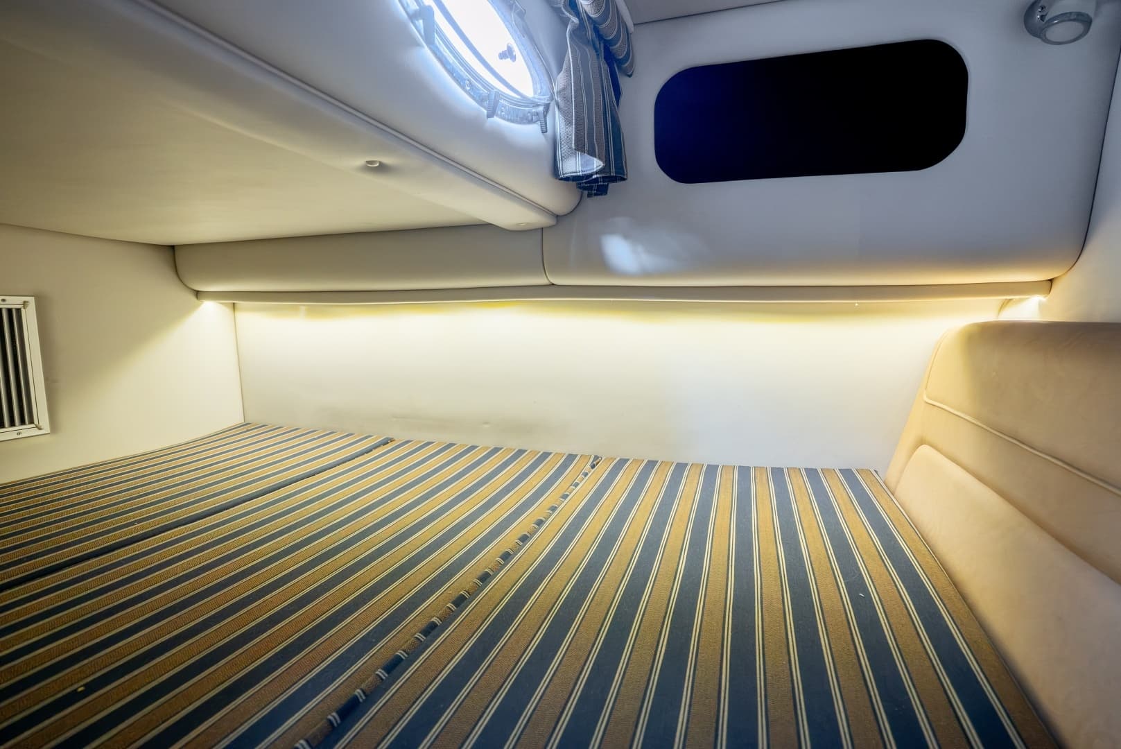 2016 Crownline 294 CR - Image 20