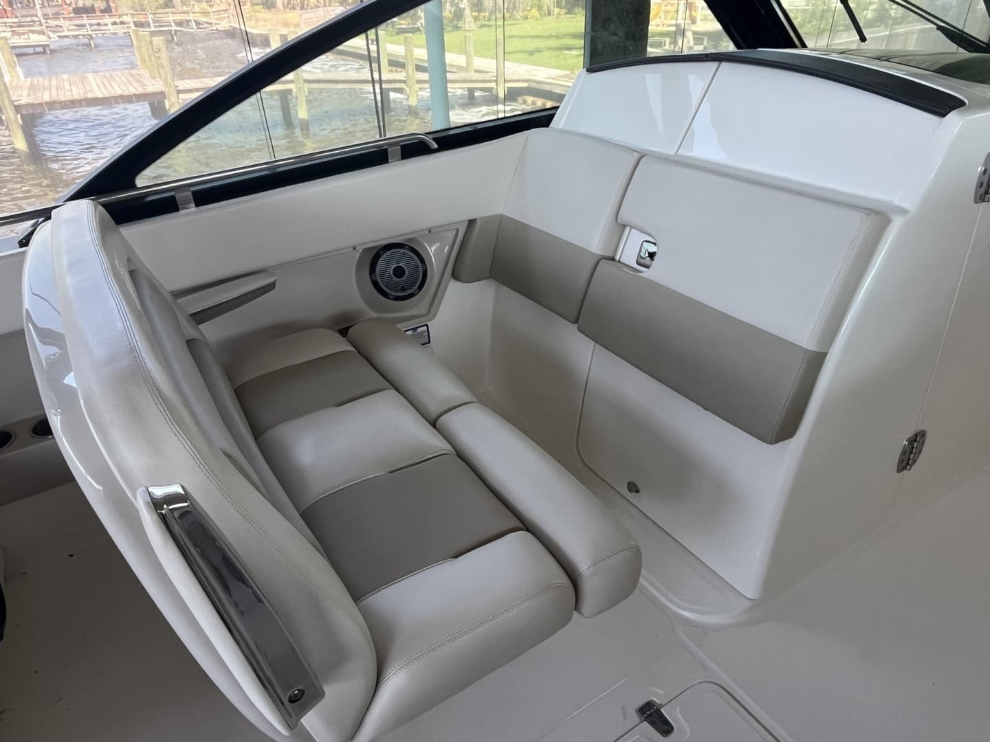 2022 Boston Whaler 320 Vantage - Image 9