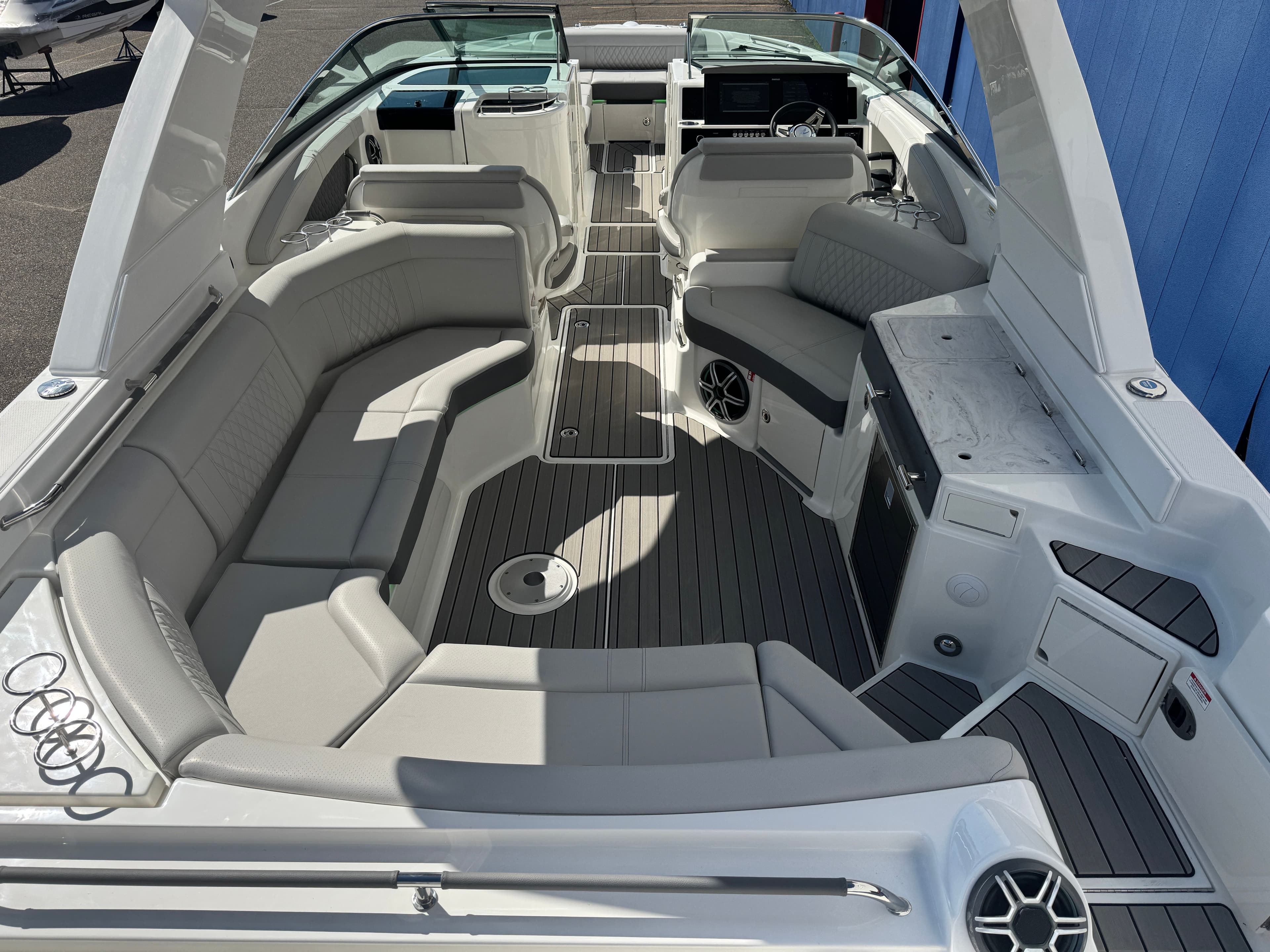 2026 Sea Ray SLX 350 - 12