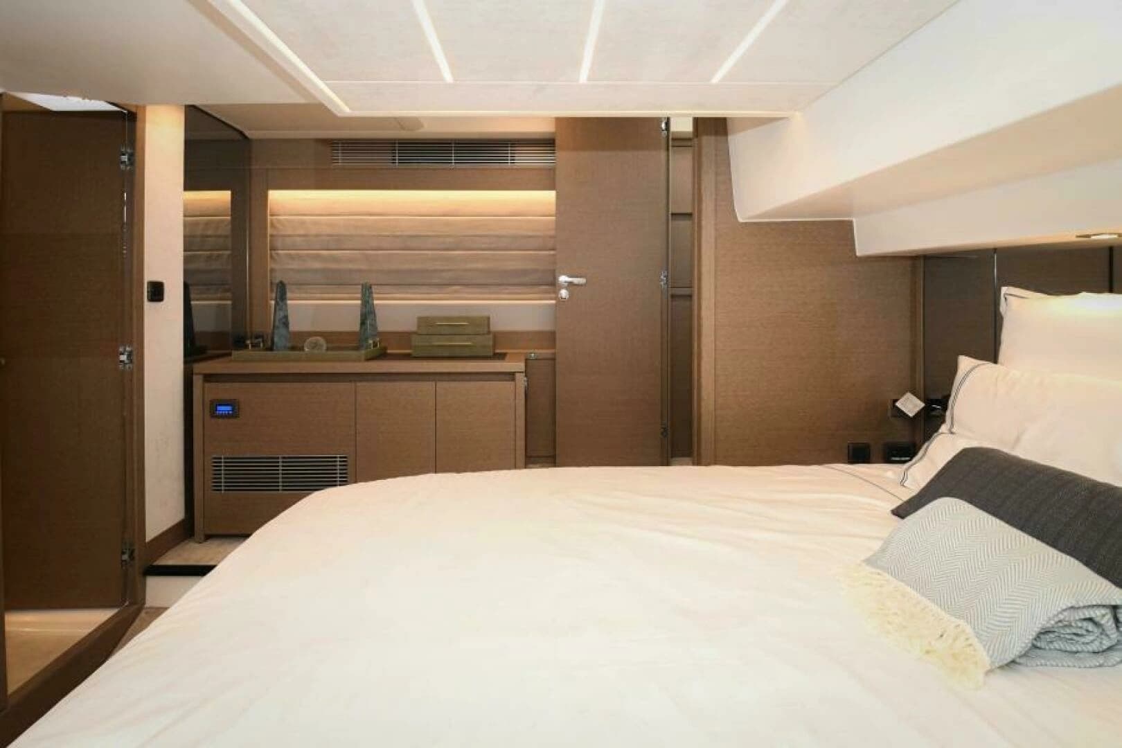 2023 Prestige 520 Flybridge - Image 9