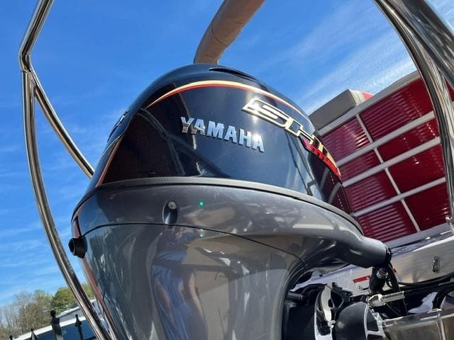 Yamaha outboard motor on 2025 Bennington 21L Cruise boat under clear blue sky.