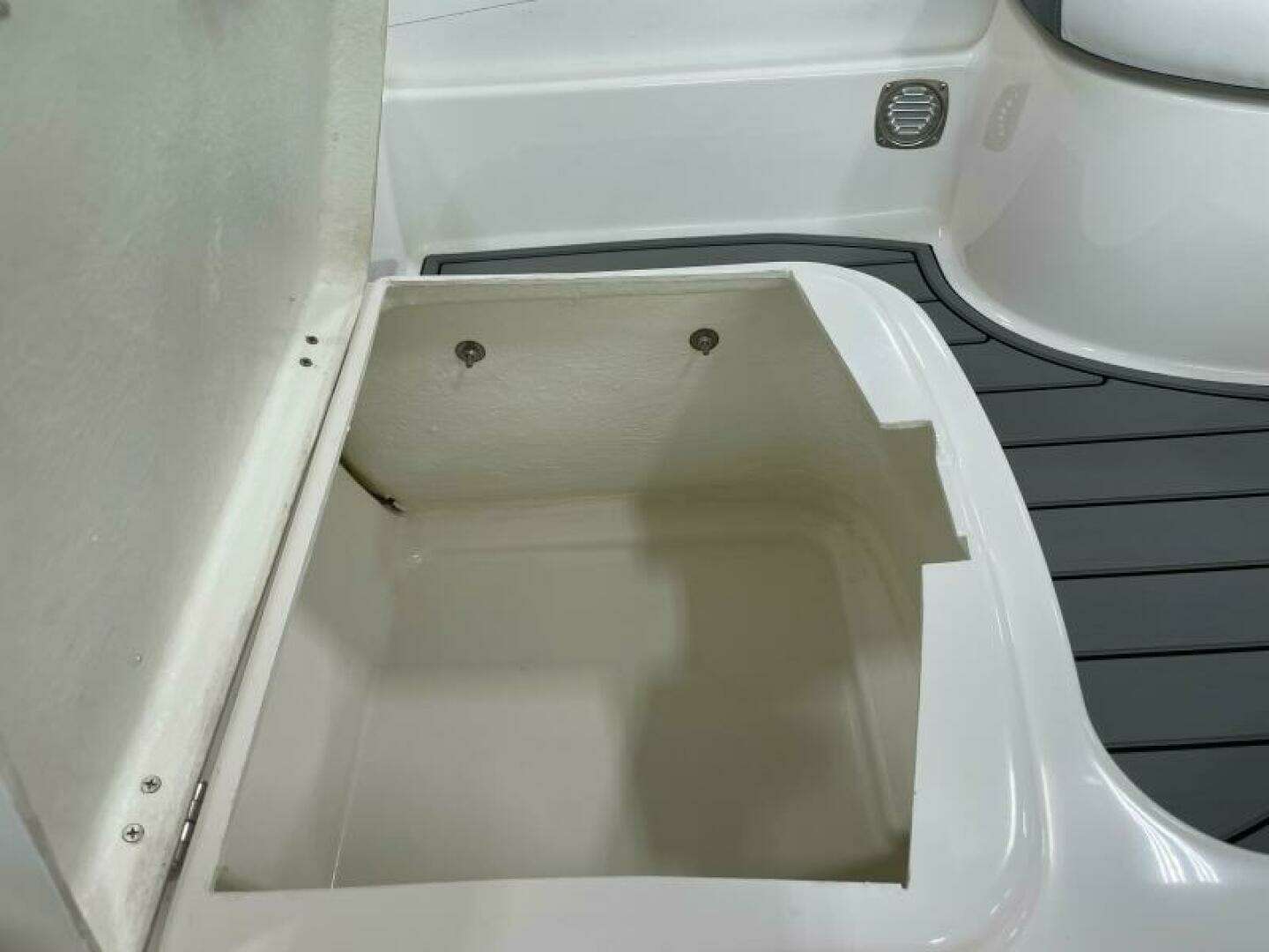 2025 Zodiac Yachtline 490 Deluxe NEO - Image 14