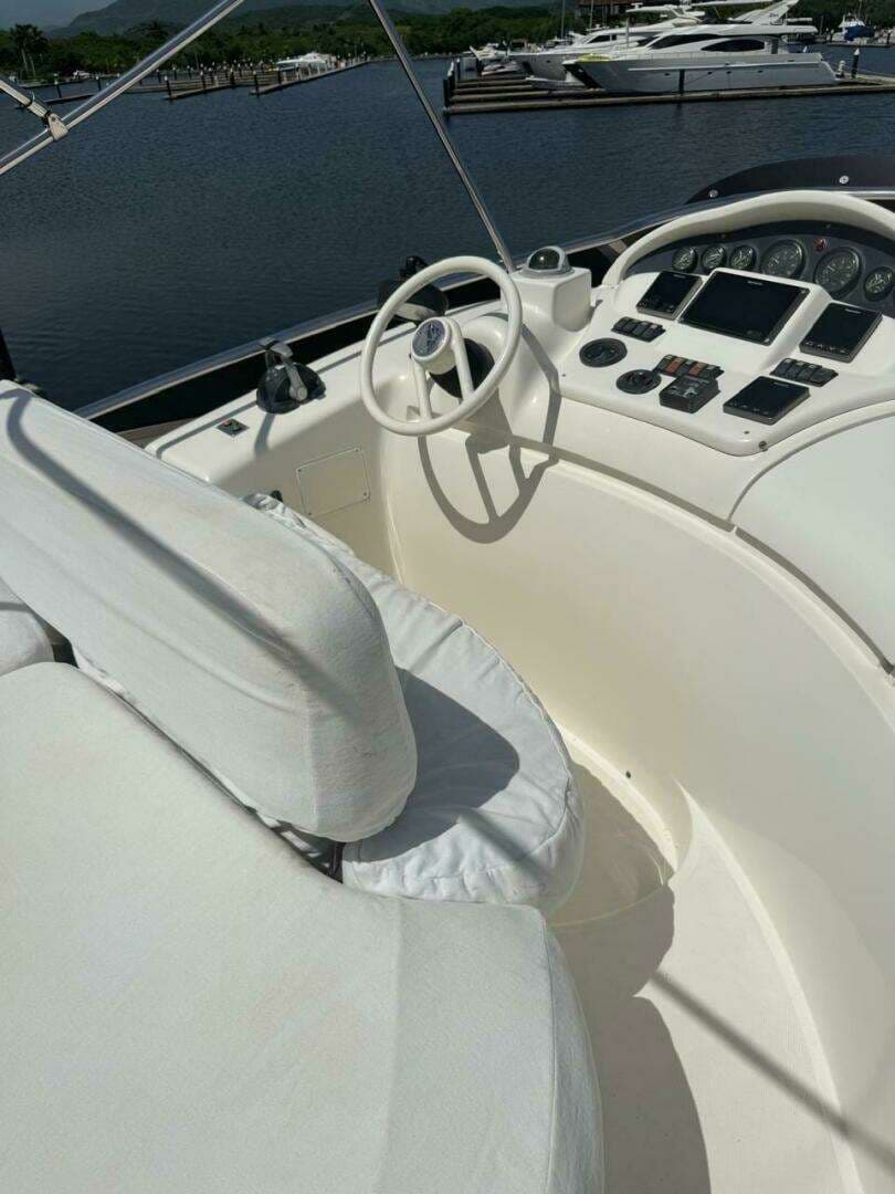 2001 Azimut 68 Plus - Image 6