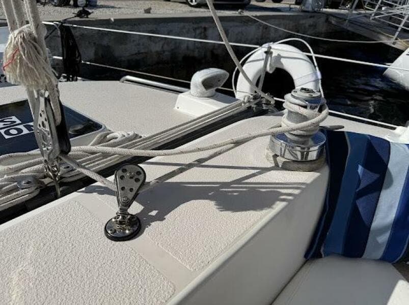 Close-up of 1989 Catalina Morgan 440 sailboat deck with winch and ropes.