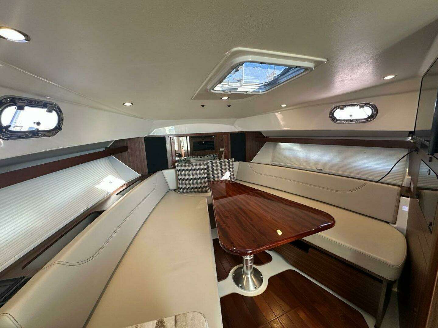 2020 Pursuit 355 OS - Image 19