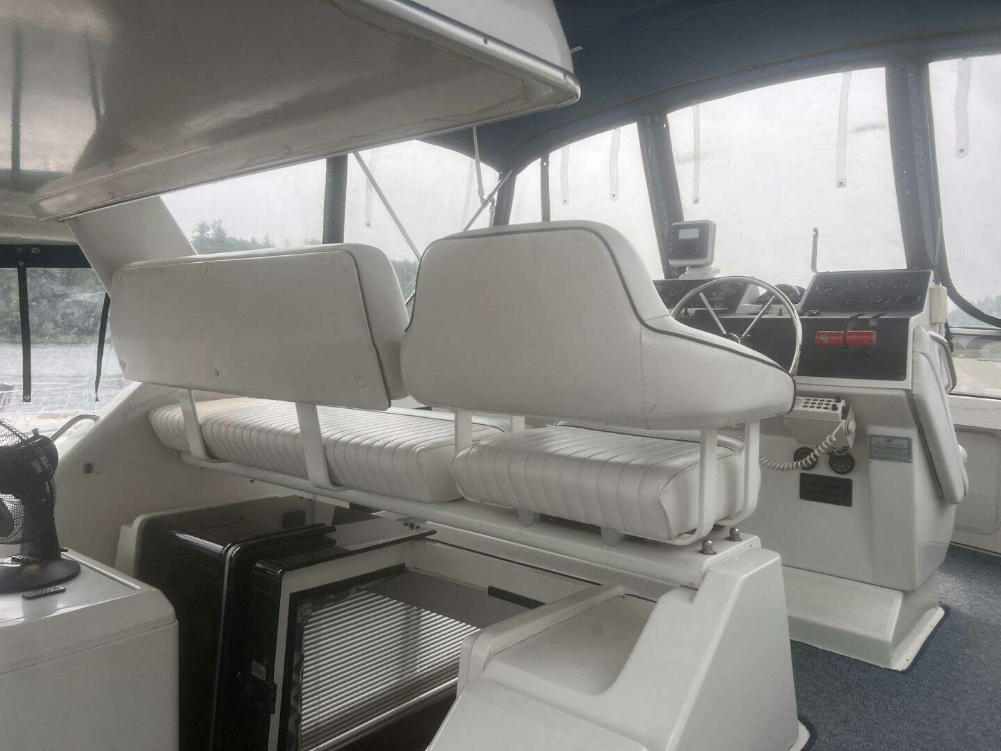 1994 Carver Aft Cabin Motor Yacht - Image 16