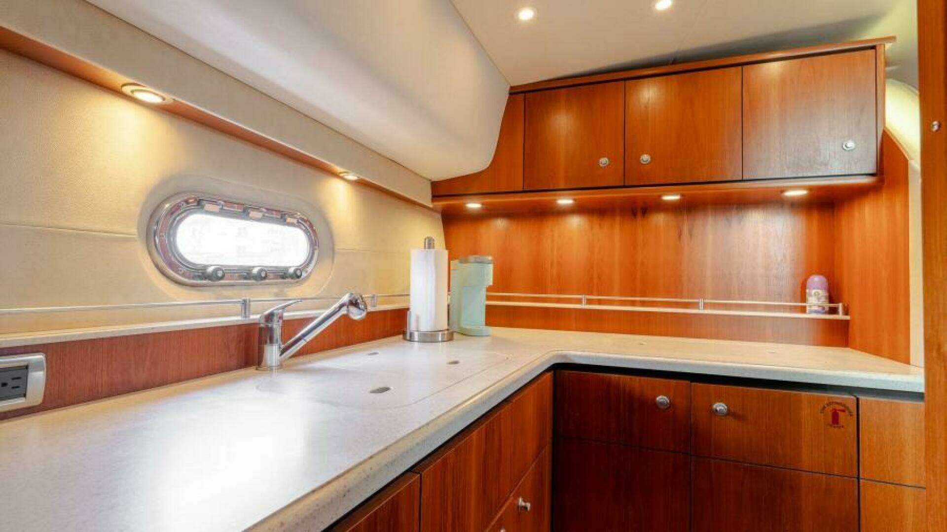 2007 Tiara Yachts 4300 Sovran - Image 11