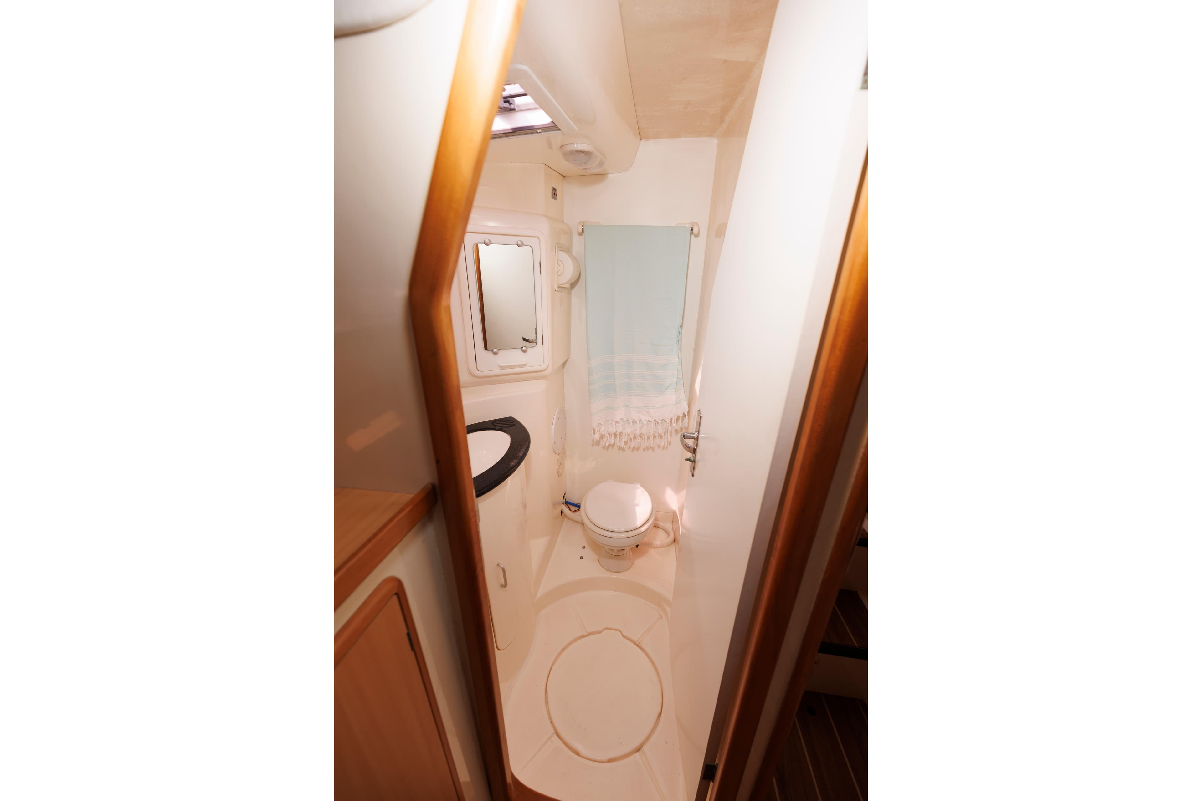 Bathroom interior of a 2006 Leopard 43 yacht, featuring compact design and modern fixtures.