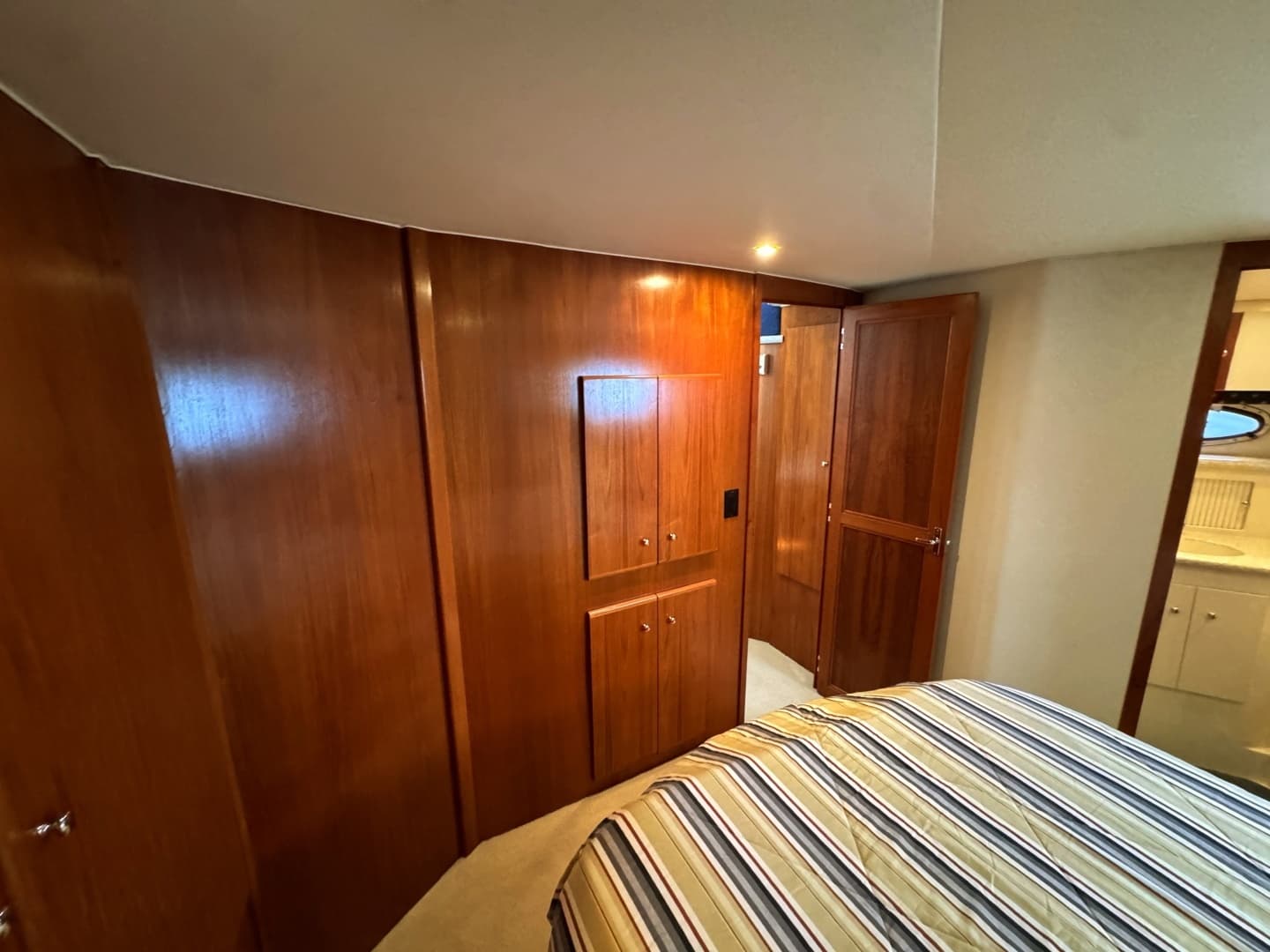 1999 Carver 406 Aft Cabin Motor Yacht - Image 47