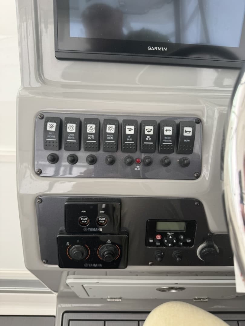 2018 Robalo 305 - Image 10