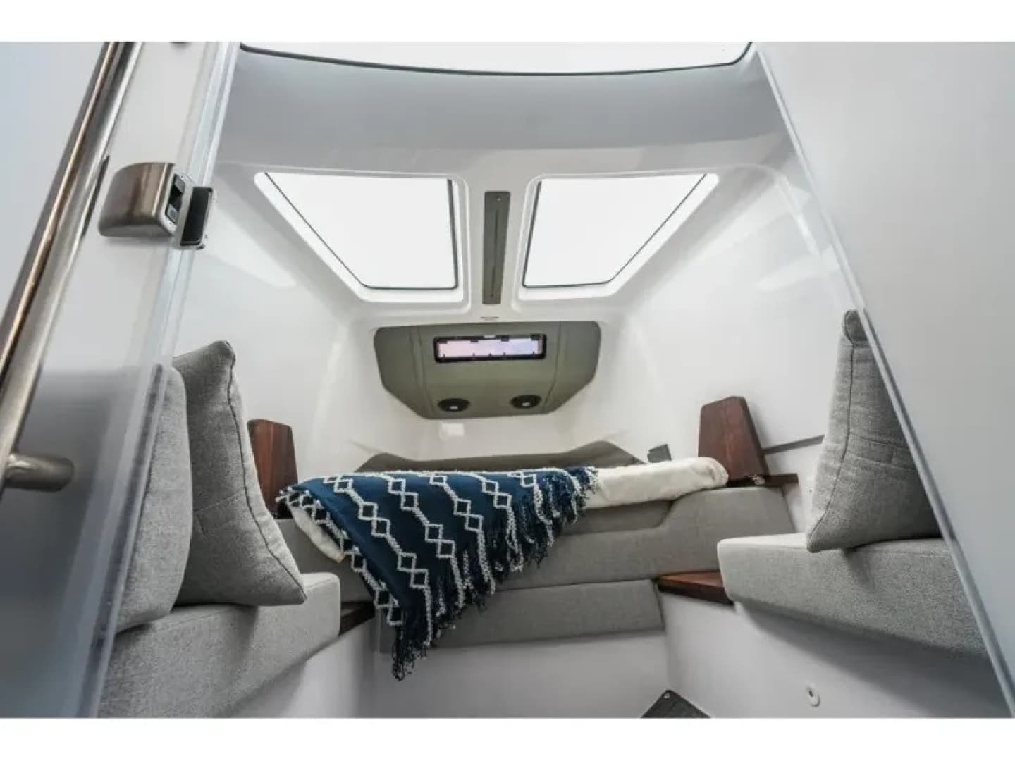 2022 Axopar 37 XC CROSS CABIN - Image 29