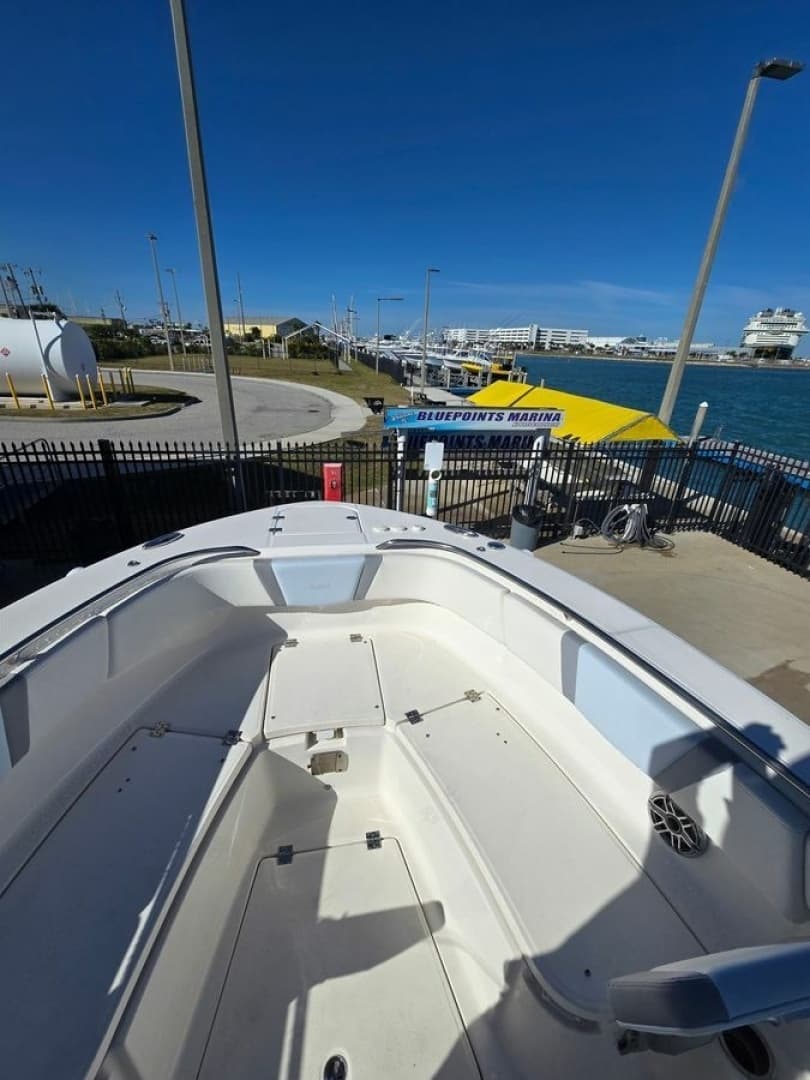 2022 Robalo — - Image 3