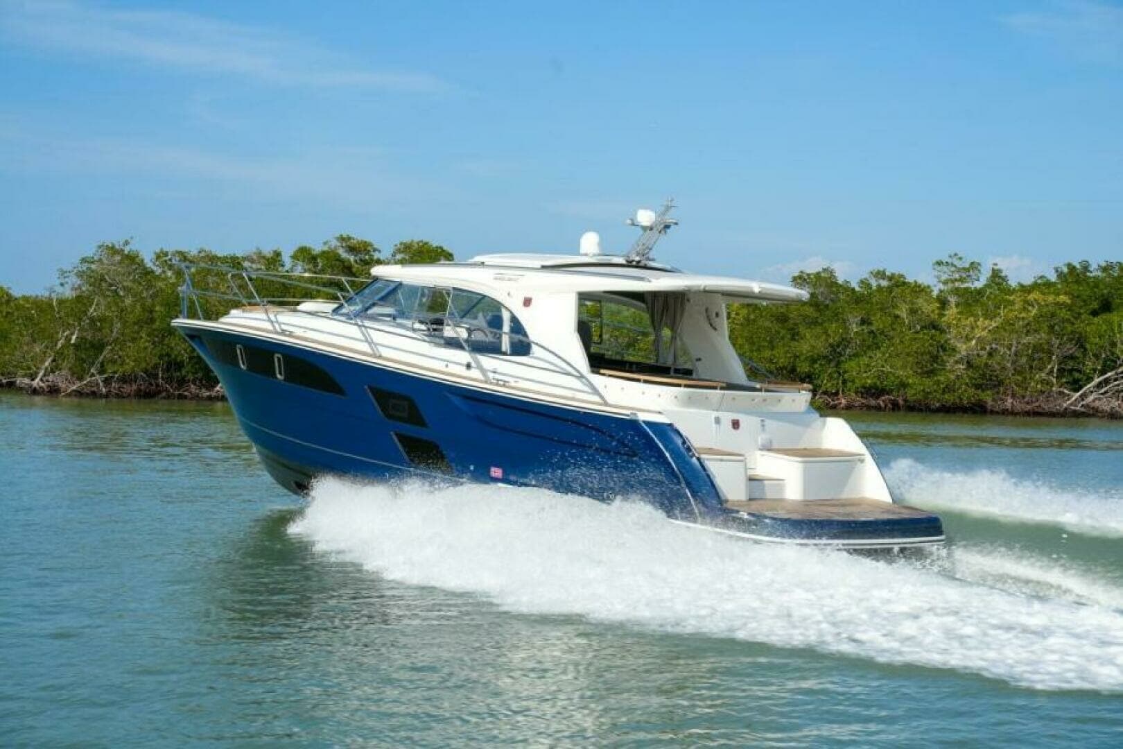 2026 Marex 360 Cabriolet Cruiser - Image 4