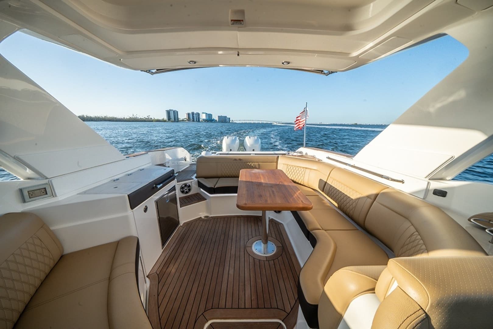 2023 Sea Ray SLX 350 Outboard - Image 18