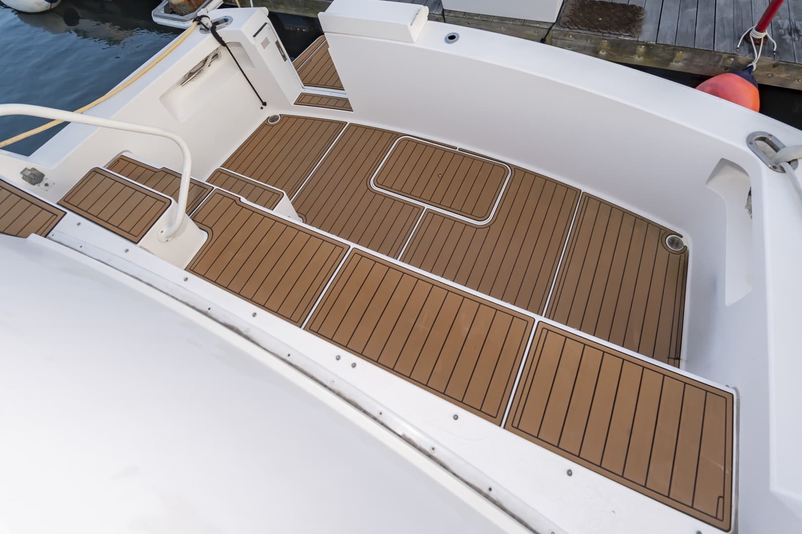 2000 Viking Cockpit Sport Yacht - Image 9