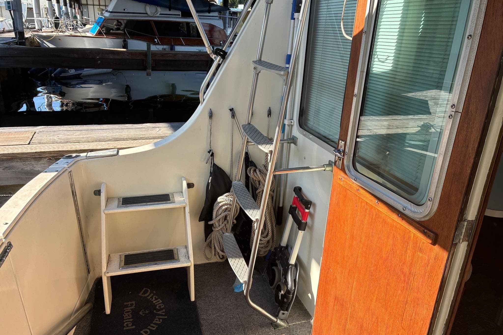 Tollycraft 30 Sedan - Cockpit