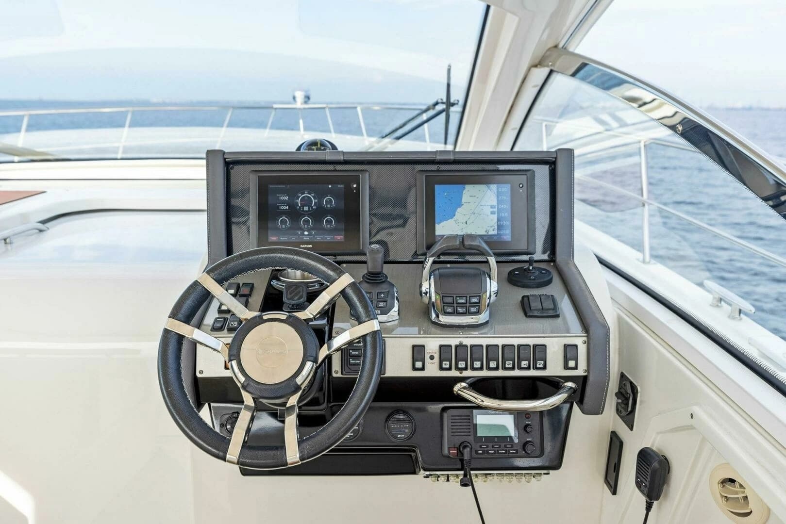 2015 Cruisers Yachts 390 Express Coupe - Image 21