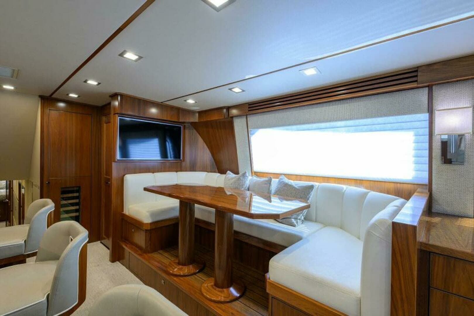 2019 Viking 80 Convertible - Image 5