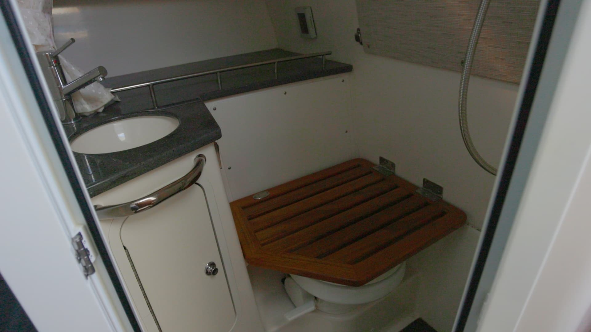 2019 Boston Whaler 350 Realm - Image 16