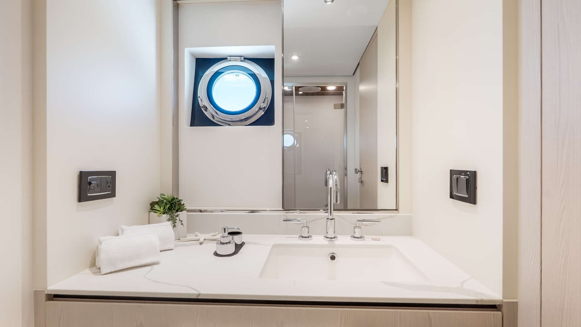 2025 Azimut 78 FLY - Image 35