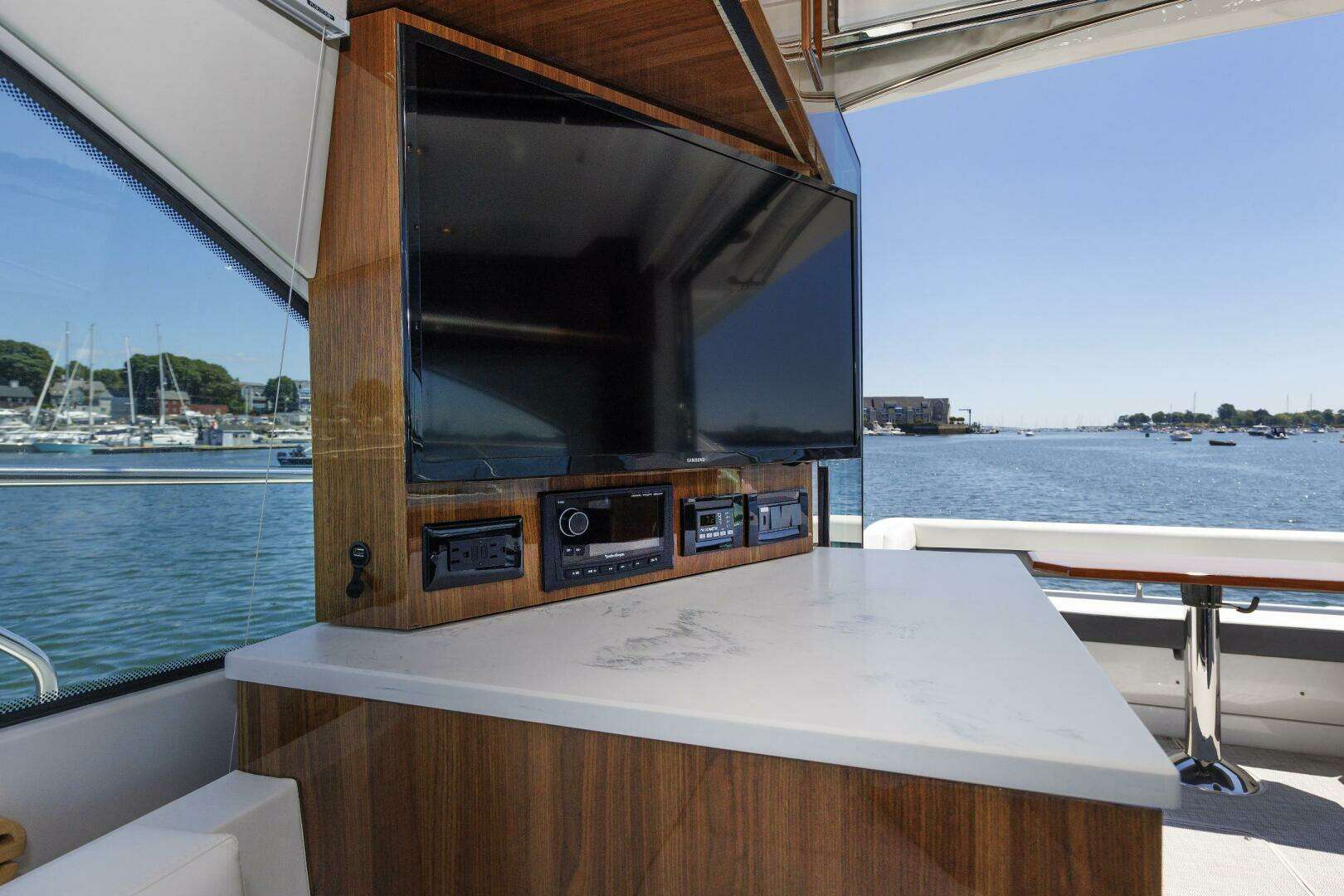 2021 Cruisers Yachts — - Image 22