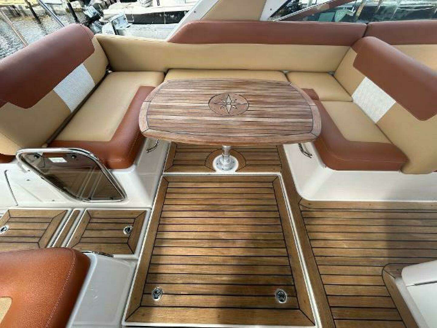 2014 Sea Ray 370 Venture - Image 8