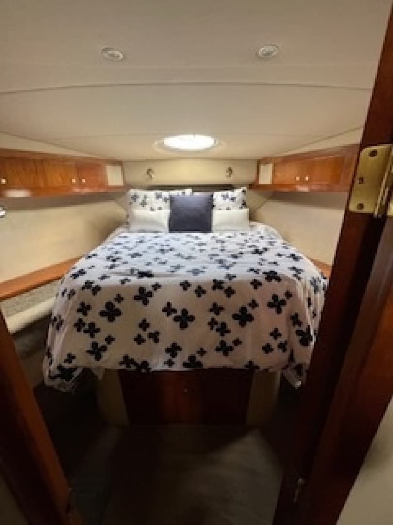2005 Cruisers Yachts 405 Motor Yacht - Image 14