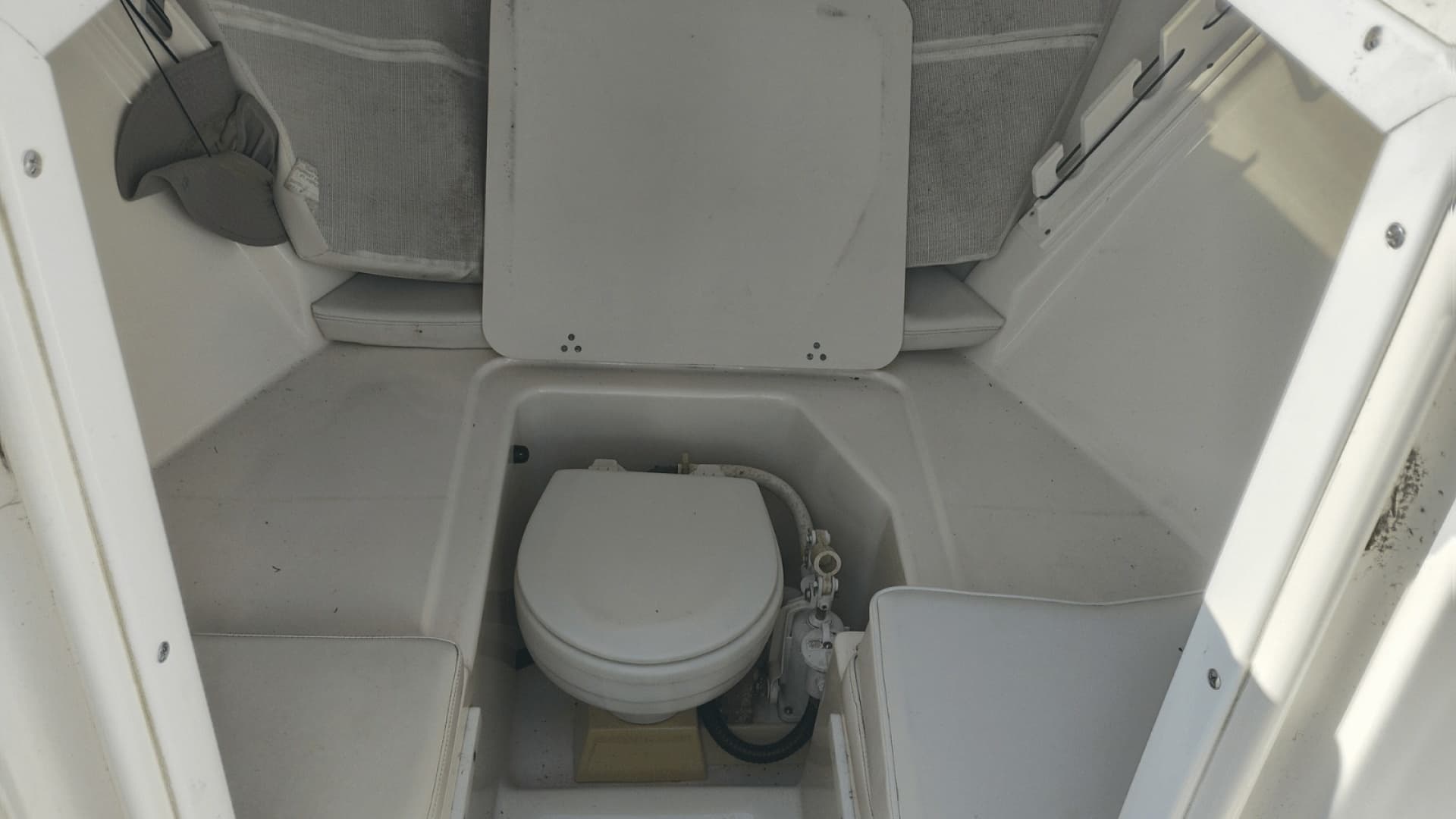 2001 Pursuit 2670 Cuddy Console - Image 18