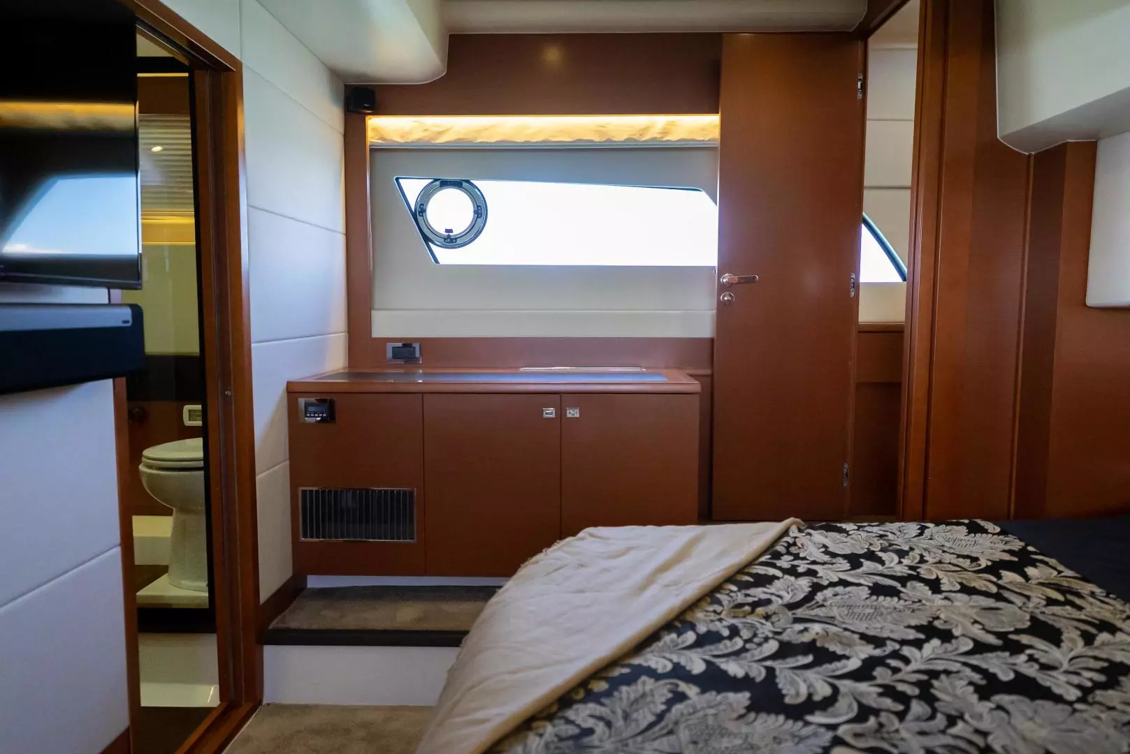 2016 Prestige 550 S - Image 35