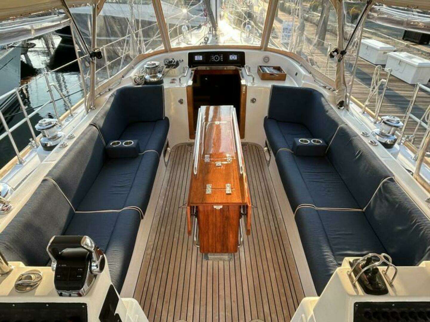 2011 Hylas 70 - Image 22