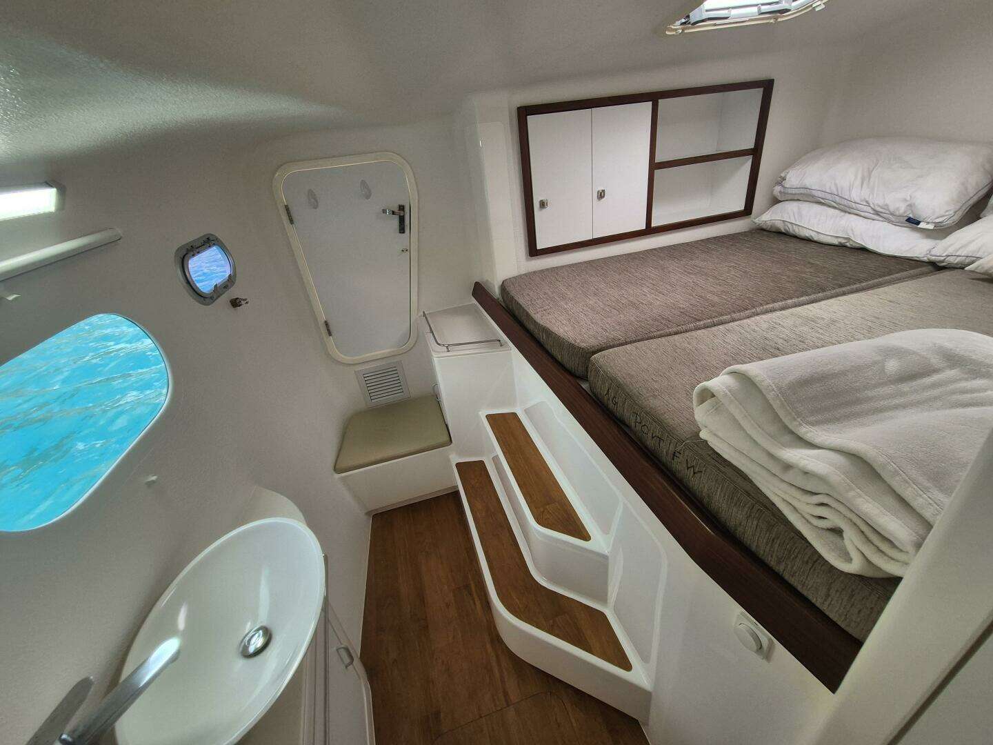 2017 Voyage 480 - Image 36