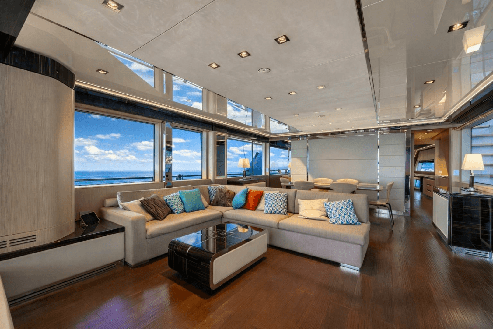 2018 Dominator Yachts Dominator Ilumen - Image 8