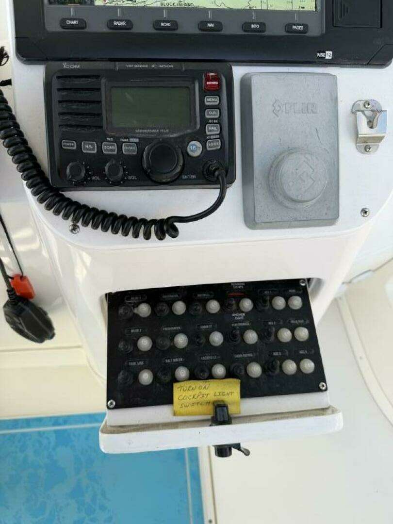 2003 Intrepid 310 - Image 13