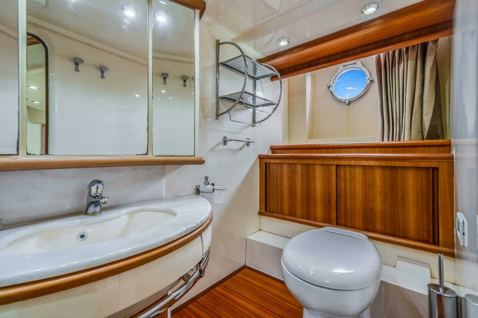 2009 Azimut 62E - Image 46