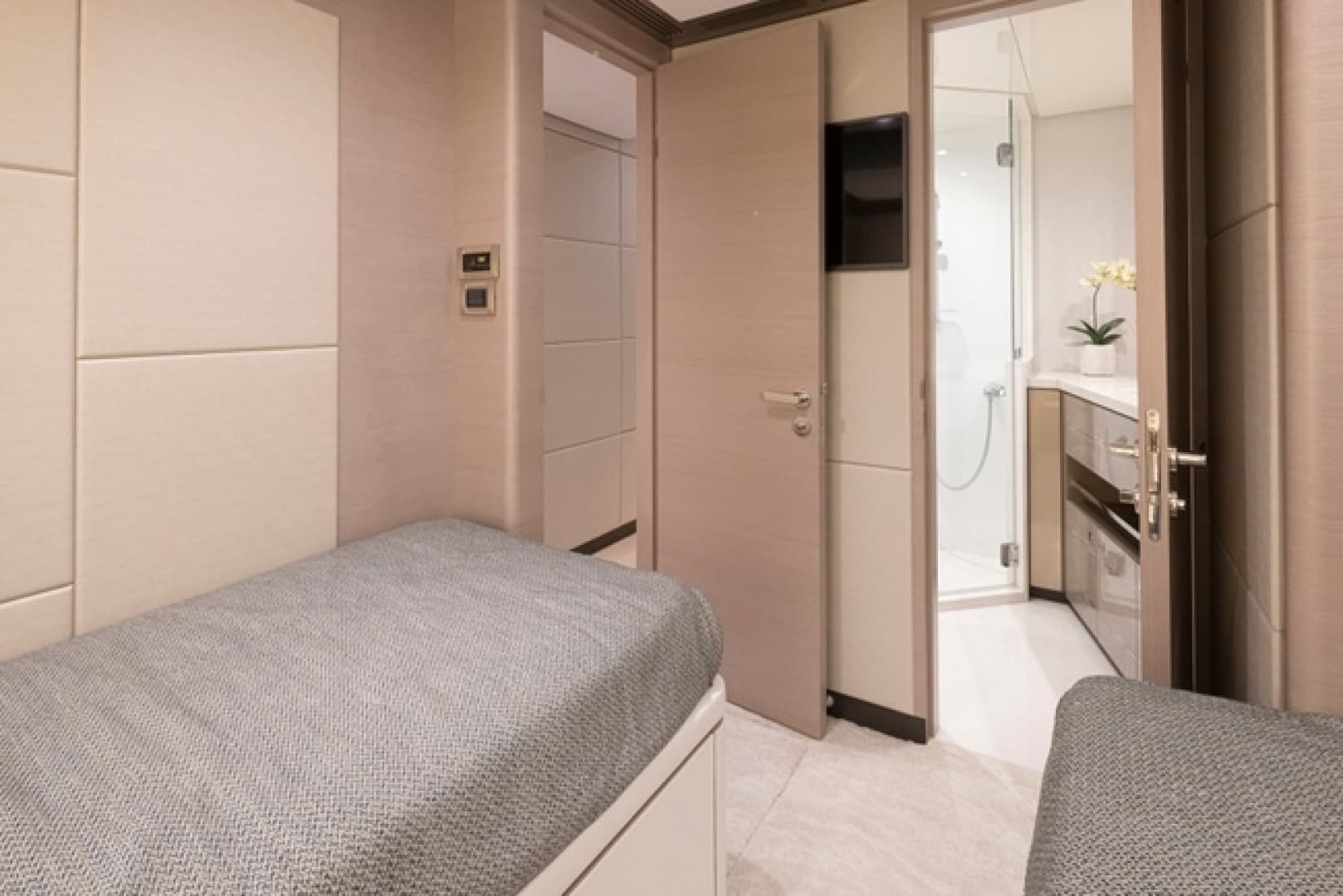 2027 Ocean Alexander 27R - Image 68