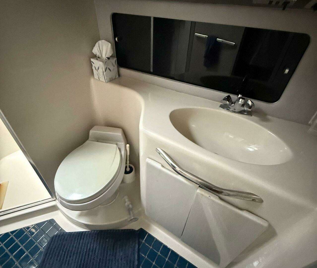 1989 Sea Ray 460 Express Cruiser - Image 22