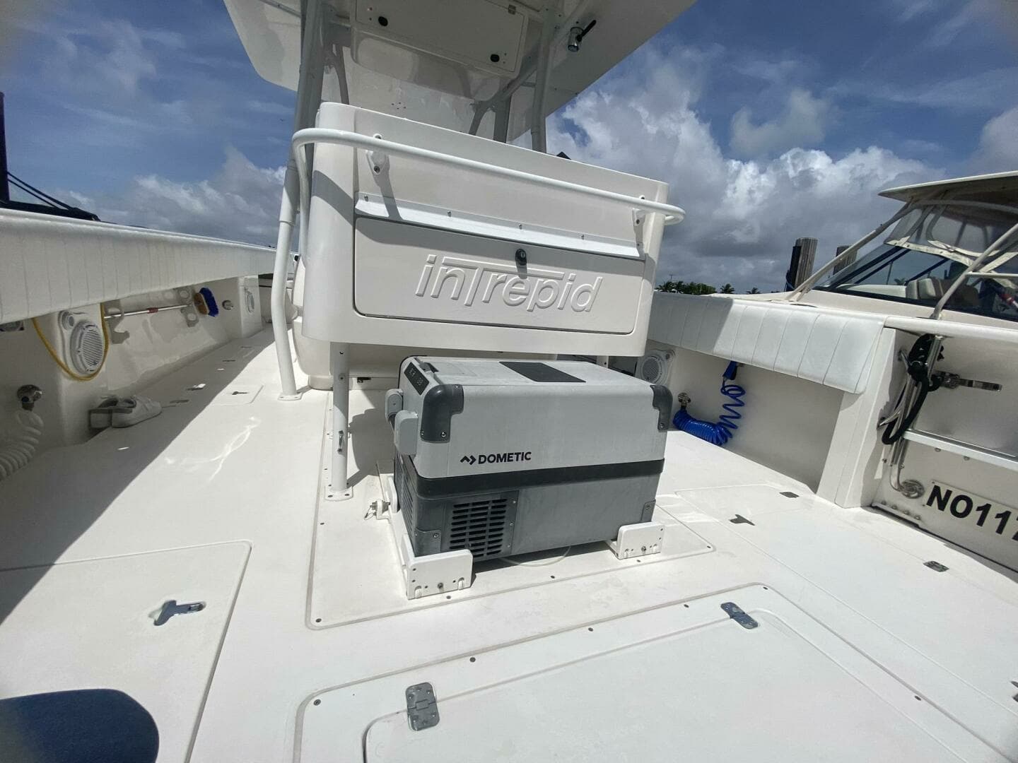 2006 Intrepid 370 - Image 17