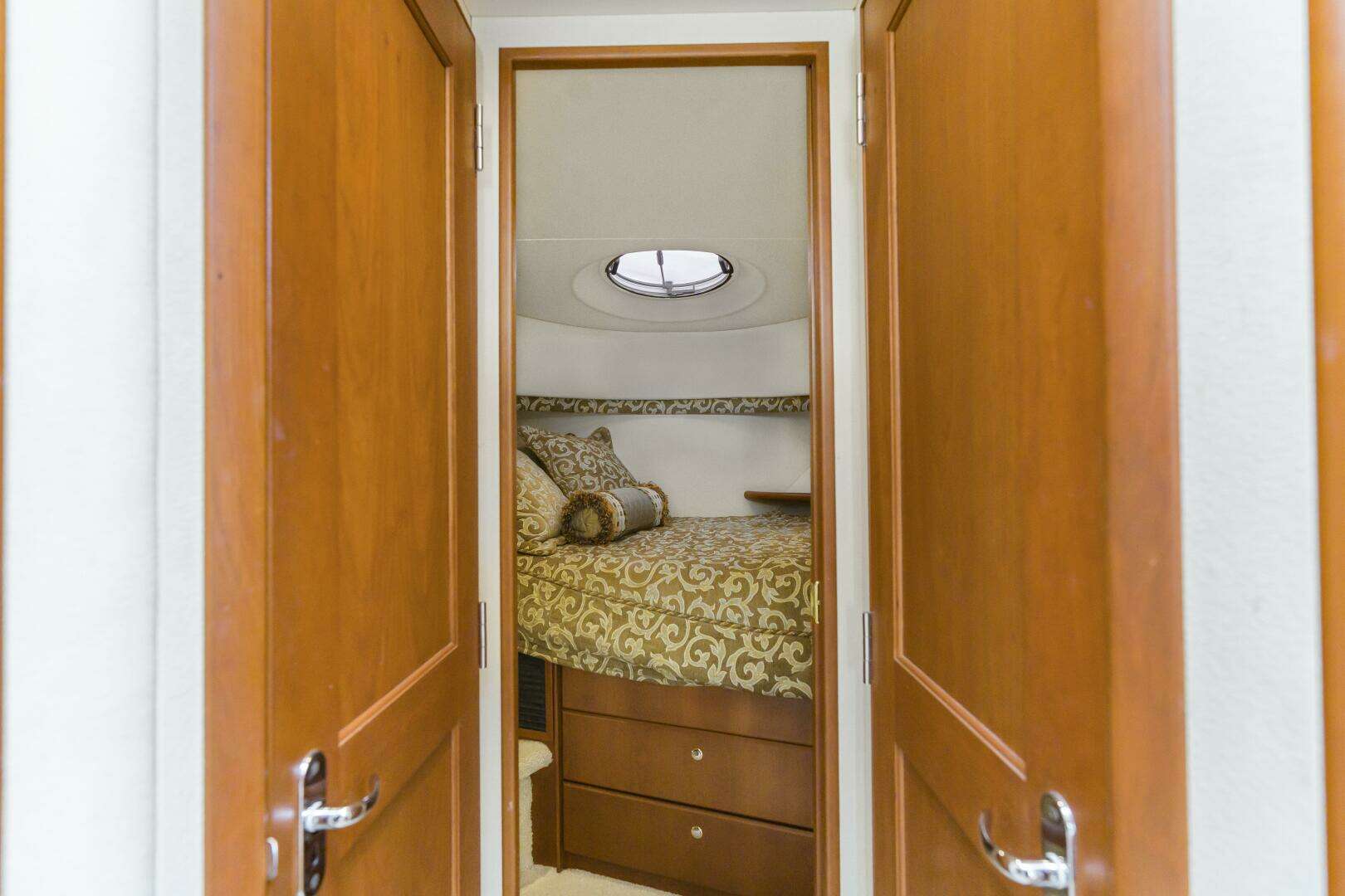 2005 Silverton 34 Convertible - Image 11