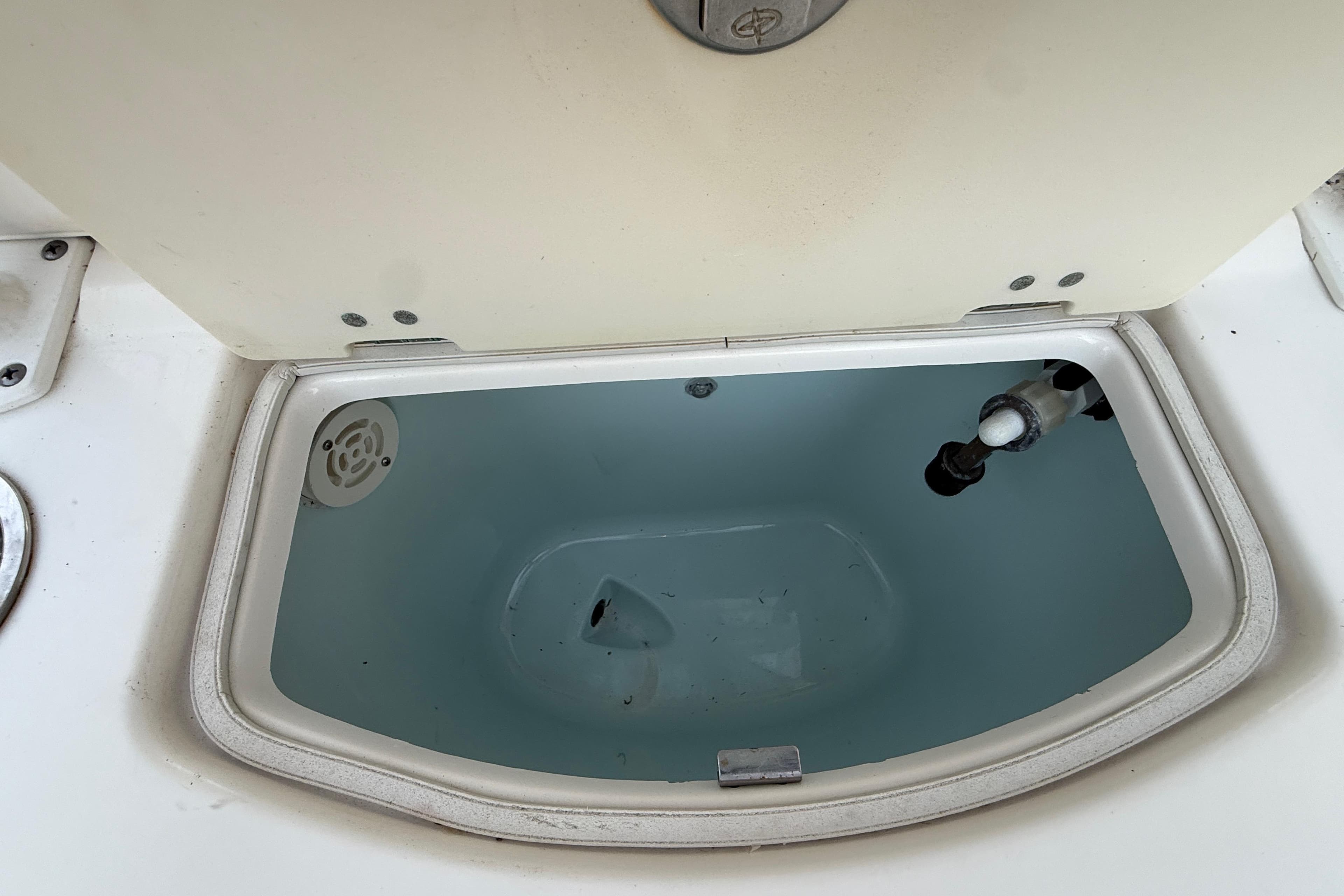 2018 Robalo R242 Center Console livewell with open lid and water inside.
