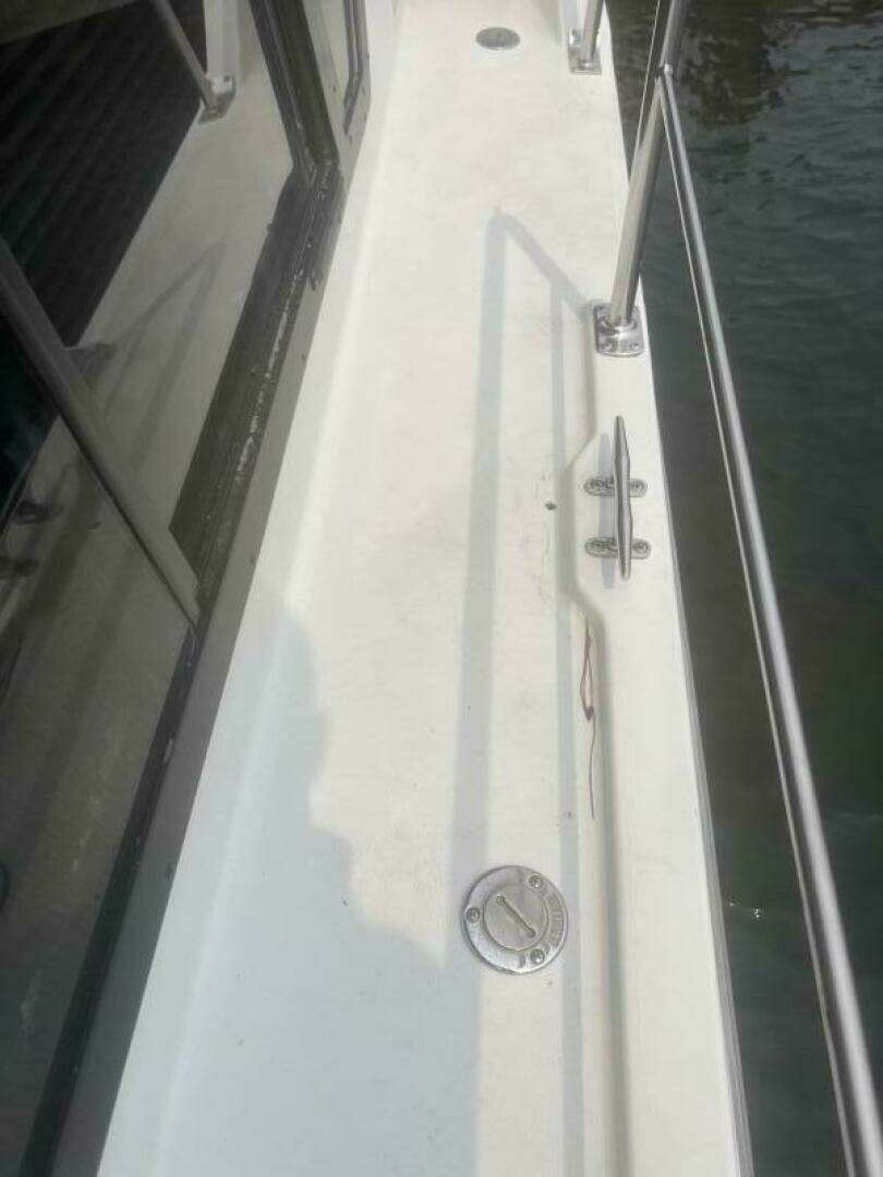 1994 Carver Aft Cabin Motor Yacht - Image 11