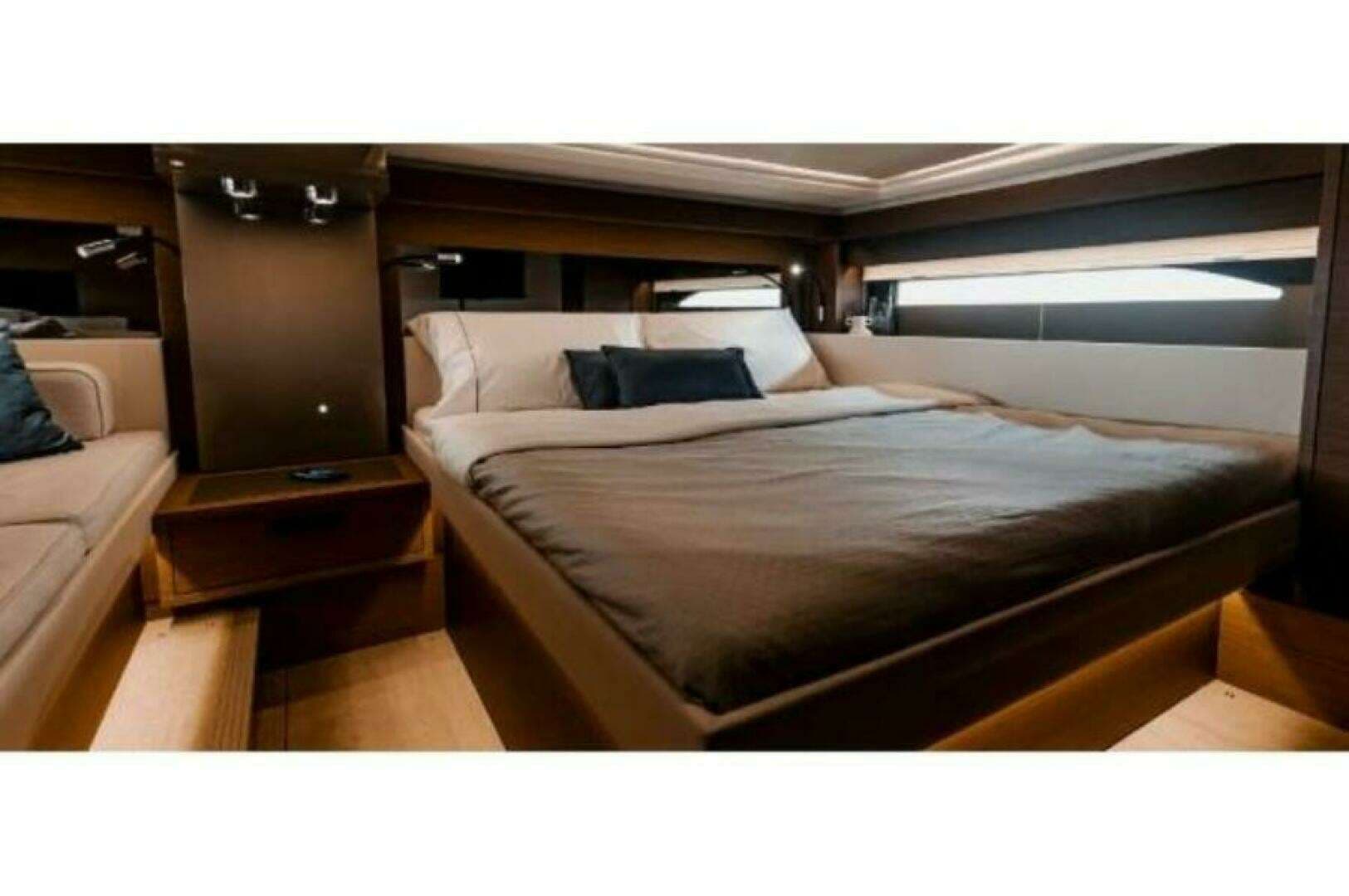 2025 Wellcraft 44 Explorer - Image 5