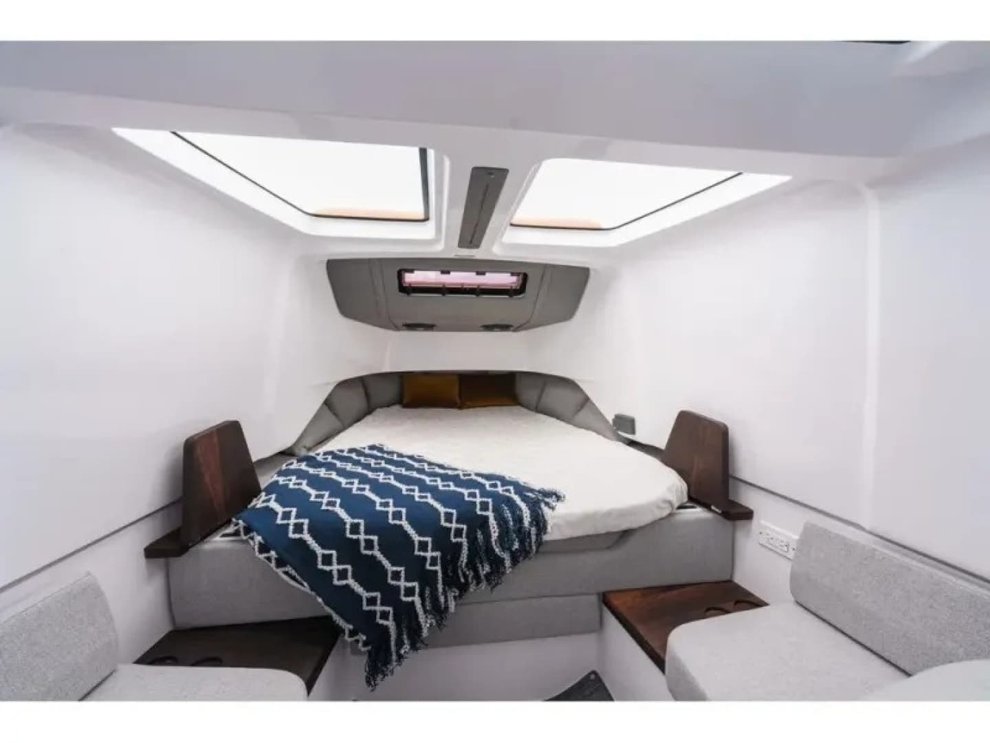 2022 Axopar 37 XC CROSS CABIN - Image 23