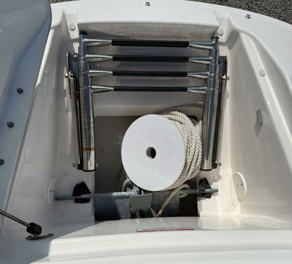 2014 Sea Ray 240 Sun Deck Outboard - Image 3